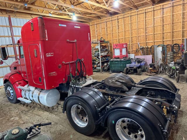 Image of Peterbilt 384 equipment image 1