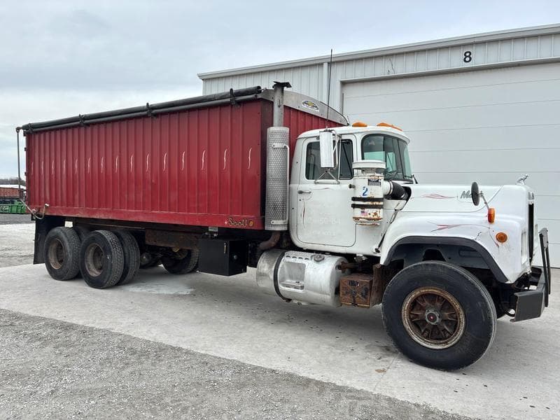 Image of Peterbilt 384 Primary image