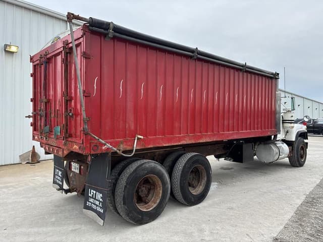 Image of Peterbilt 384 equipment image 3