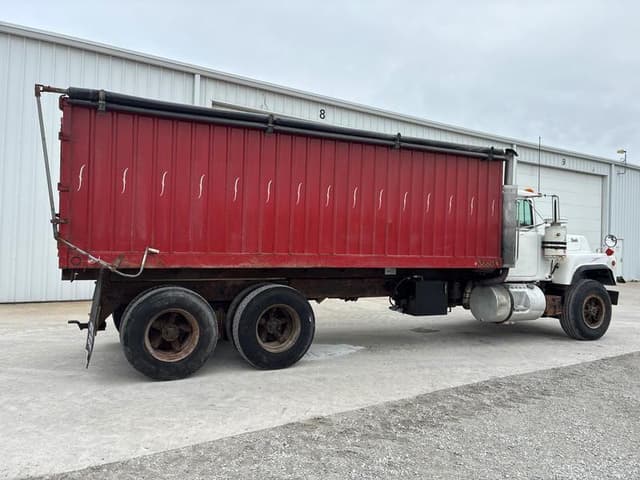 Image of Peterbilt 384 equipment image 2