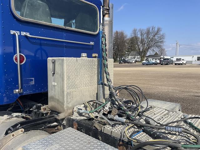 Image of Peterbilt 384 equipment image 3