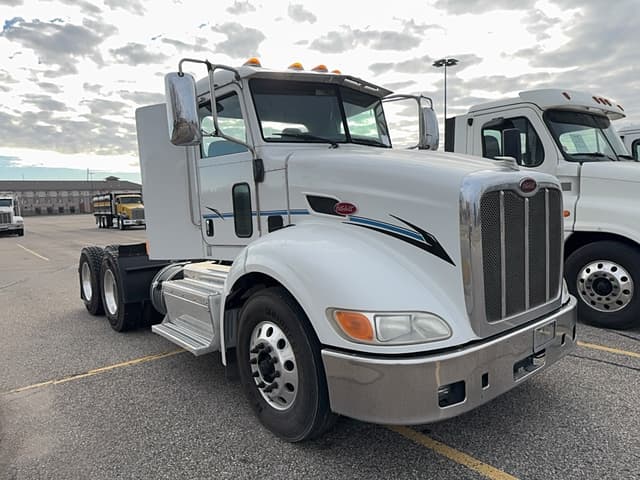 Image of Peterbilt 384 equipment image 2