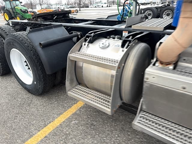 Image of Peterbilt 384 equipment image 4