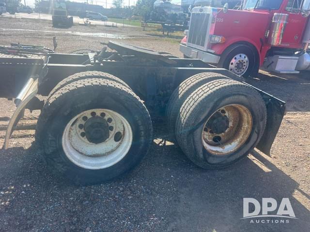 Image of Peterbilt 384 equipment image 4