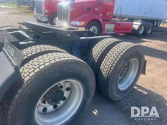 Image of Peterbilt 384 equipment image 4