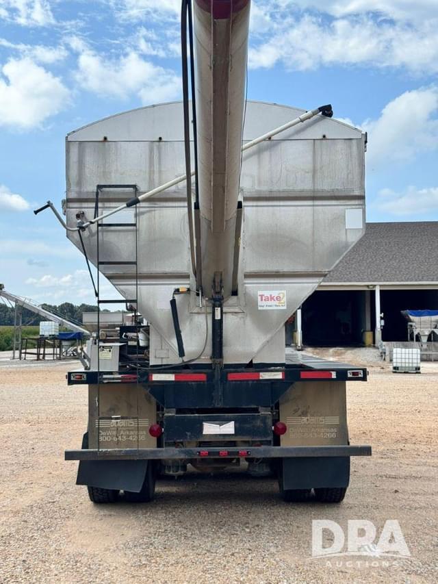 Image of Peterbilt 384 equipment image 3