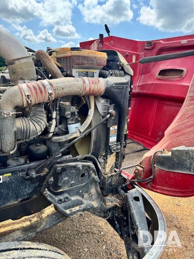 Image of Peterbilt 384 equipment image 4