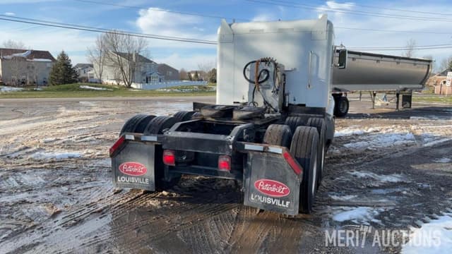 Image of Peterbilt 384 equipment image 4