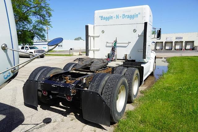 Image of Peterbilt 384 equipment image 4