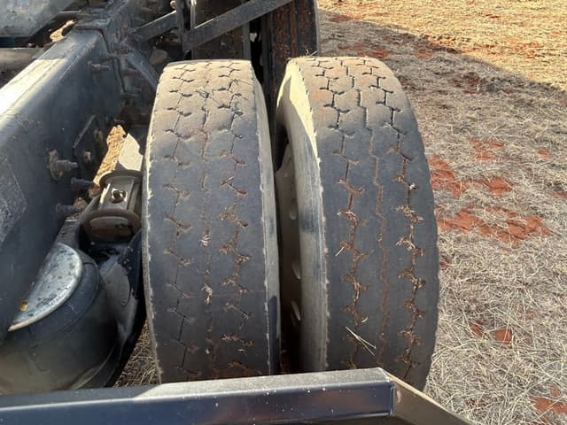 Image of Peterbilt 386 equipment image 4