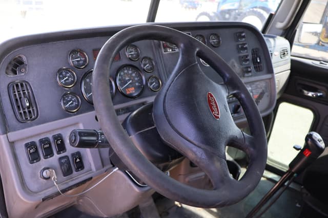 Image of Peterbilt 386 equipment image 3