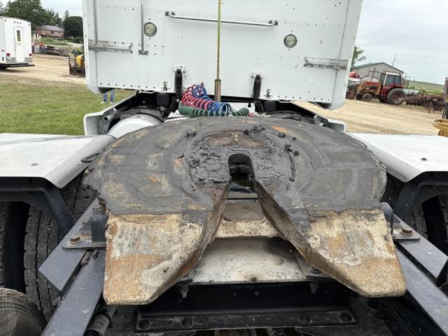 Image of Peterbilt 386 equipment image 4