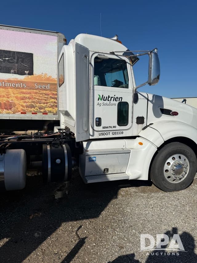 Image of Peterbilt 386 equipment image 4