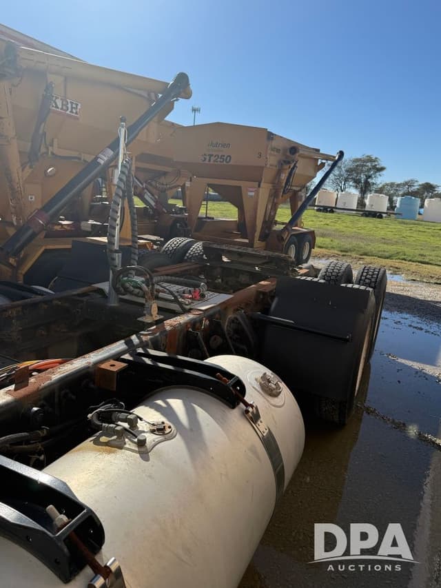 Image of Peterbilt 386 equipment image 3