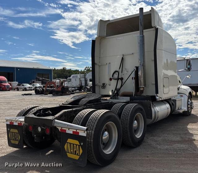 Image of Peterbilt 386 equipment image 4