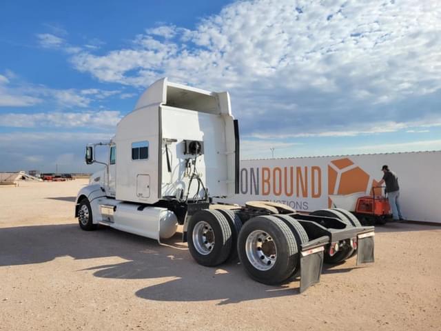 Image of Peterbilt 386 equipment image 2