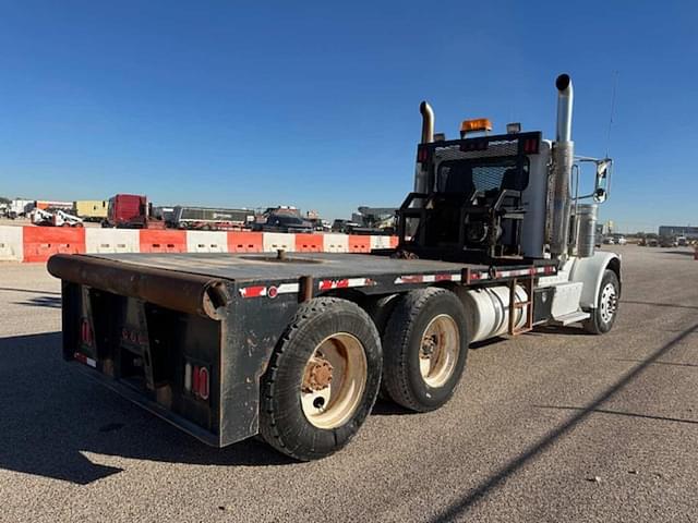 Image of Peterbilt 388 equipment image 4