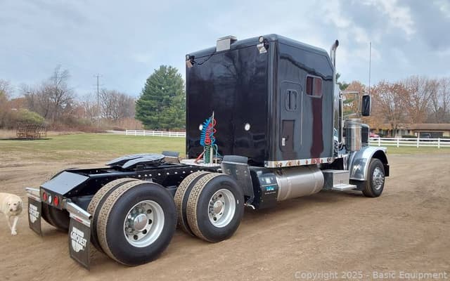 Image of Peterbilt 388 equipment image 4