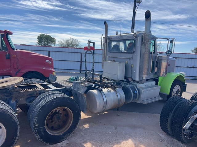 Image of Peterbilt 388 equipment image 3
