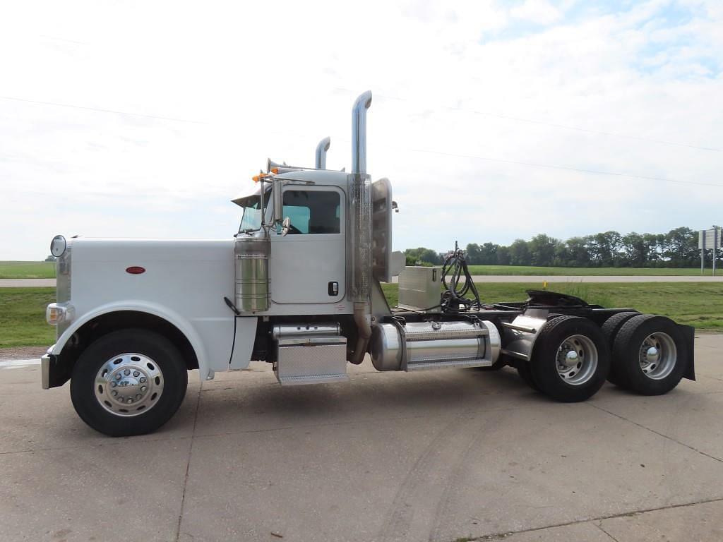 Image of Peterbilt 389 Primary image