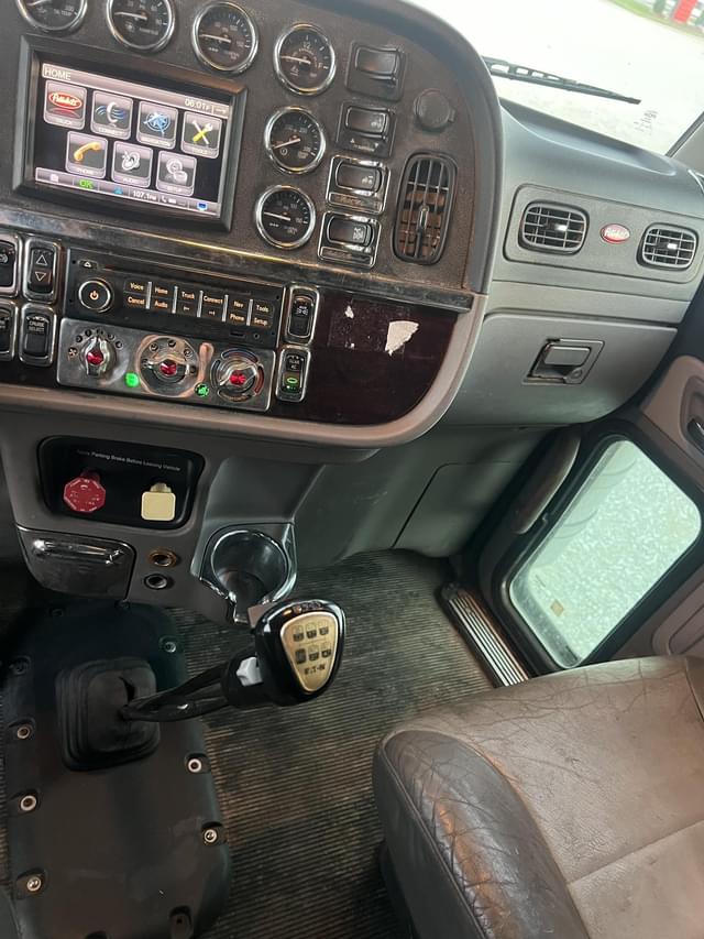 Image of Peterbilt 389 equipment image 4