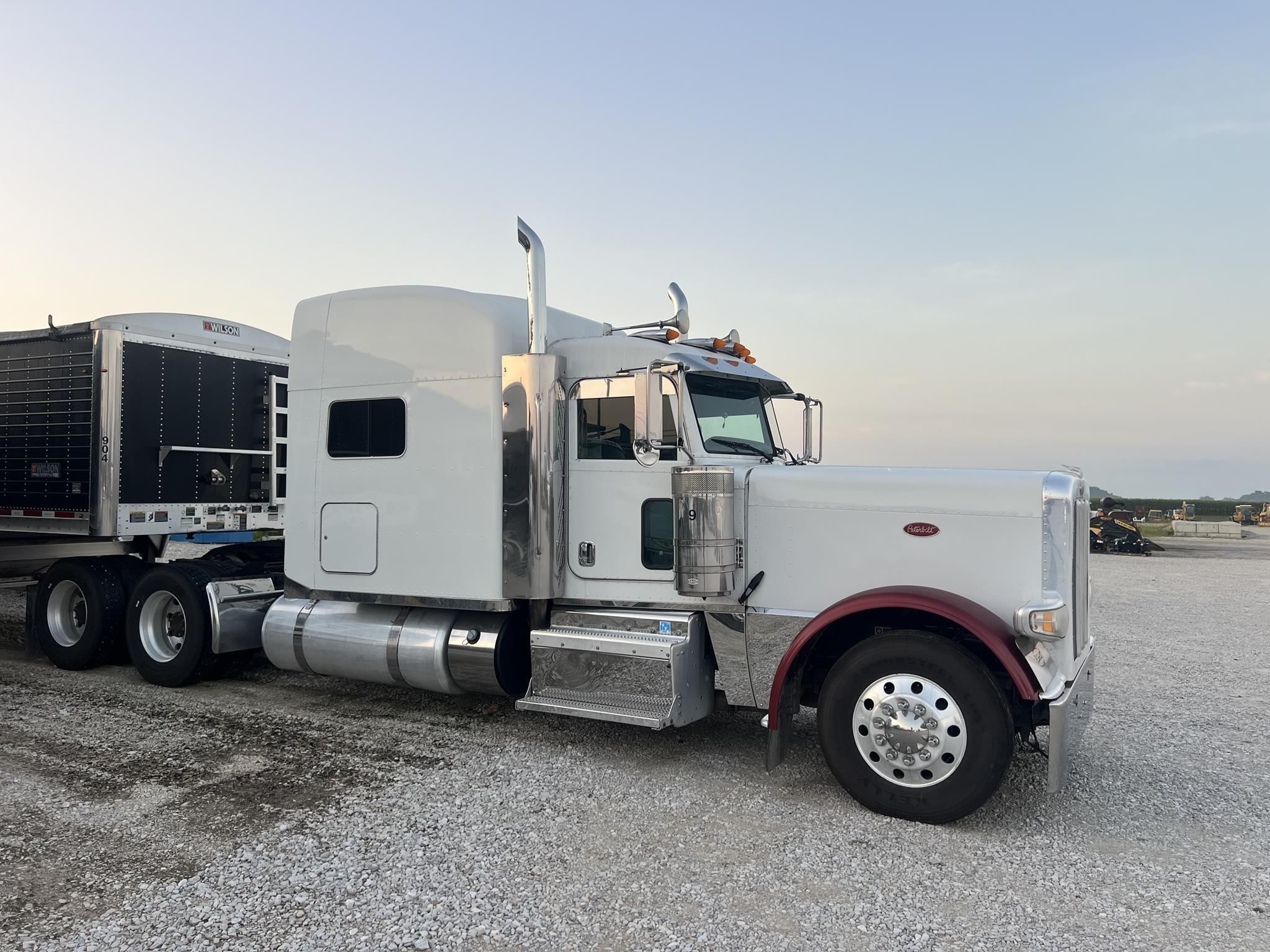 2012 Peterbilt 389 Equipment Image0