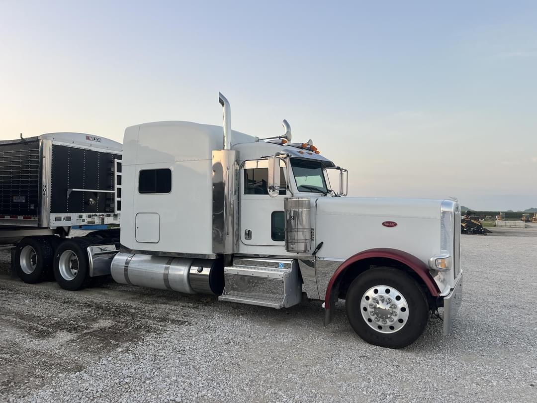 Image of Peterbilt 389 Primary image