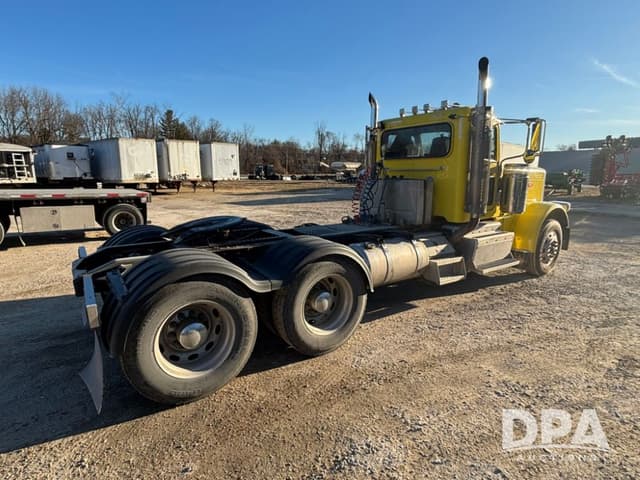 Image of Peterbilt 389 equipment image 4
