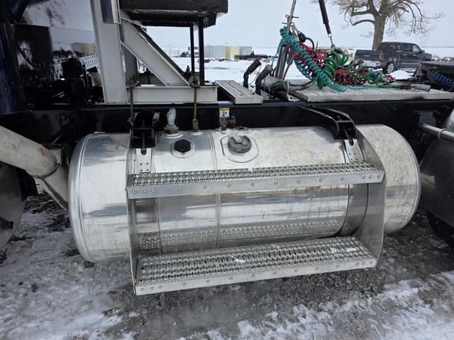 Image of Peterbilt 389 equipment image 2