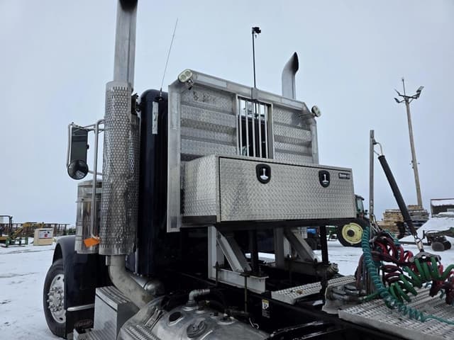 Image of Peterbilt 389 equipment image 4