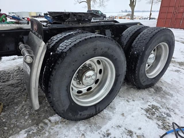 Image of Peterbilt 389 equipment image 3