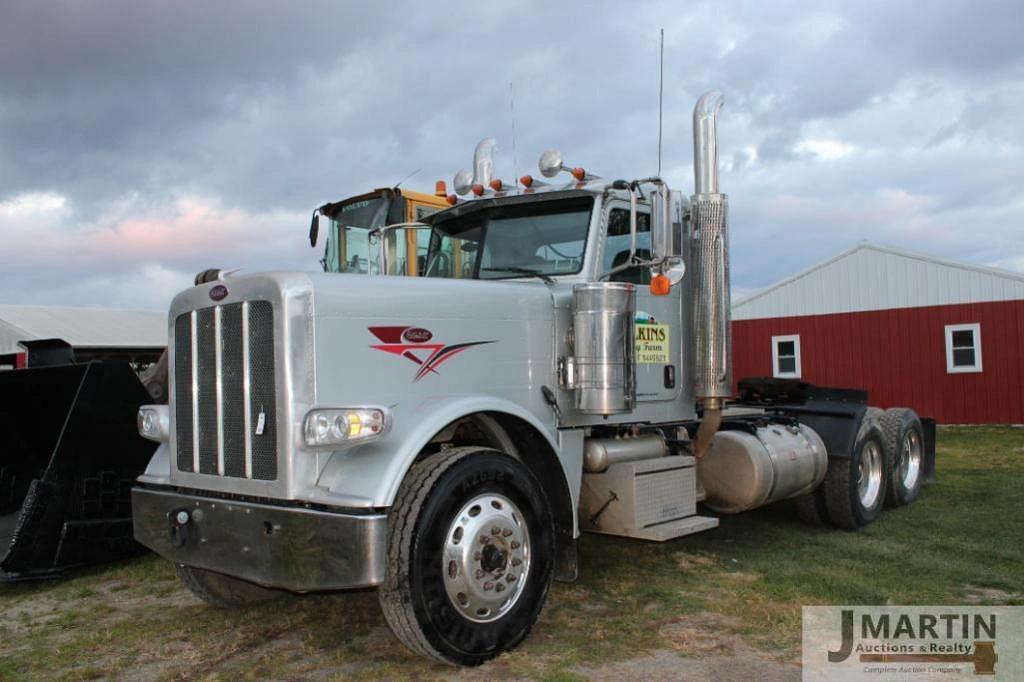 Image of Peterbilt 389 Primary image