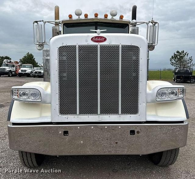 Image of Peterbilt 389 equipment image 1