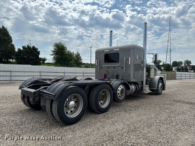 Image of Peterbilt 389 equipment image 4