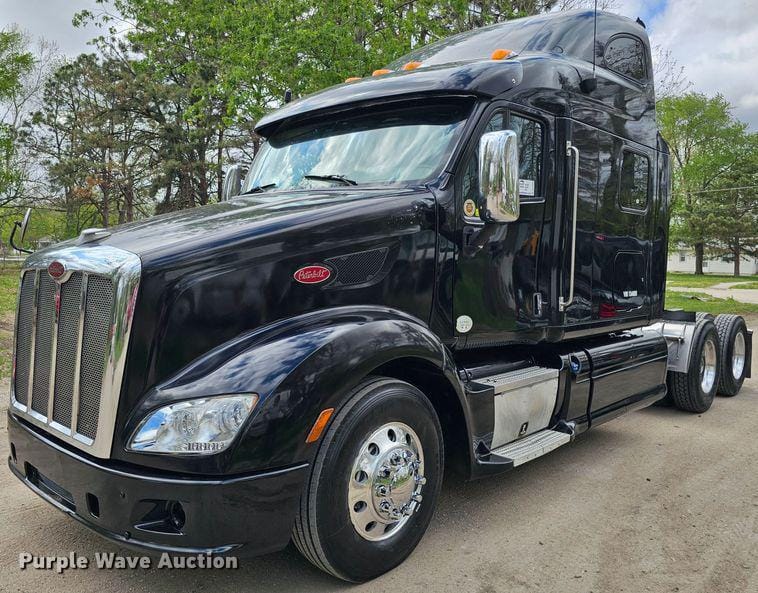Main image Peterbilt 587