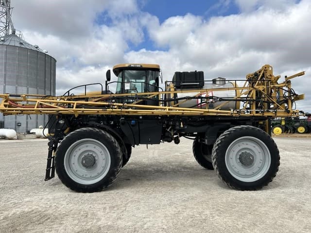 Image of RoGator RG1100 equipment image 2