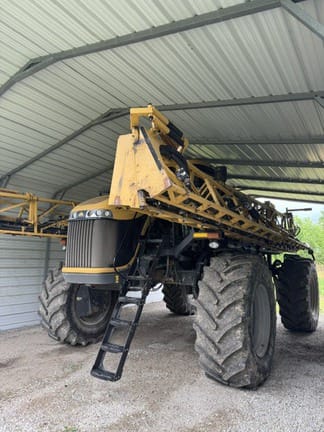 2012 RoGator RG1100 Equipment Image0