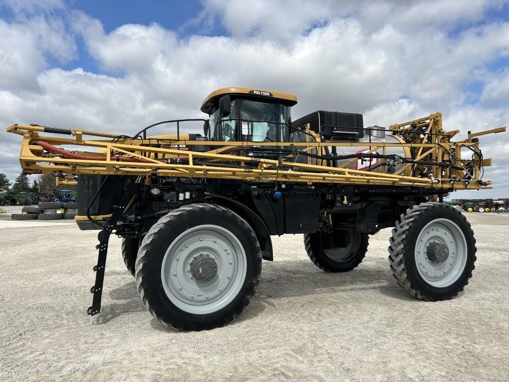 2012 RoGator RG1100 Equipment Image0