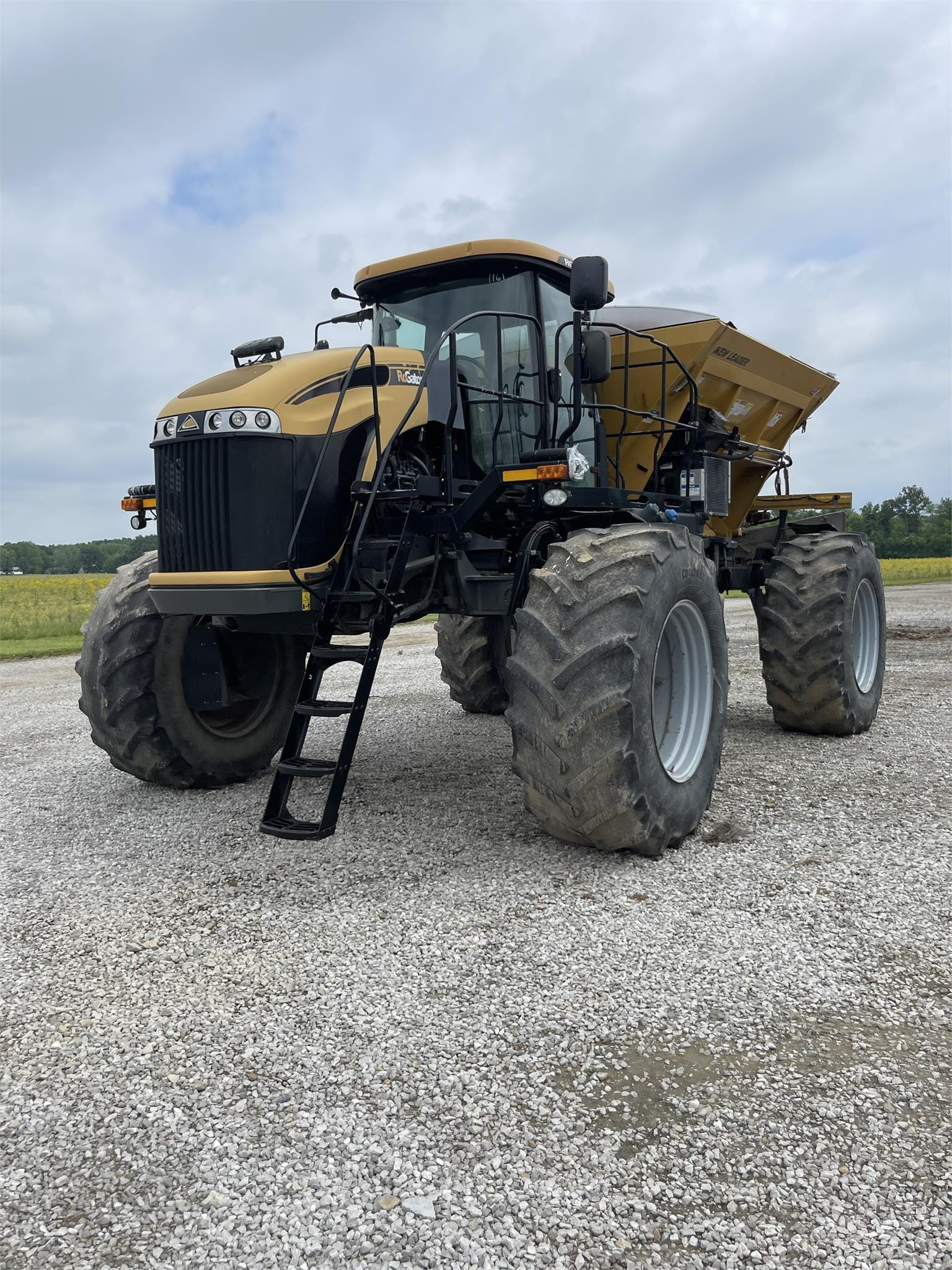 2012 RoGator RG1100 Equipment Image0