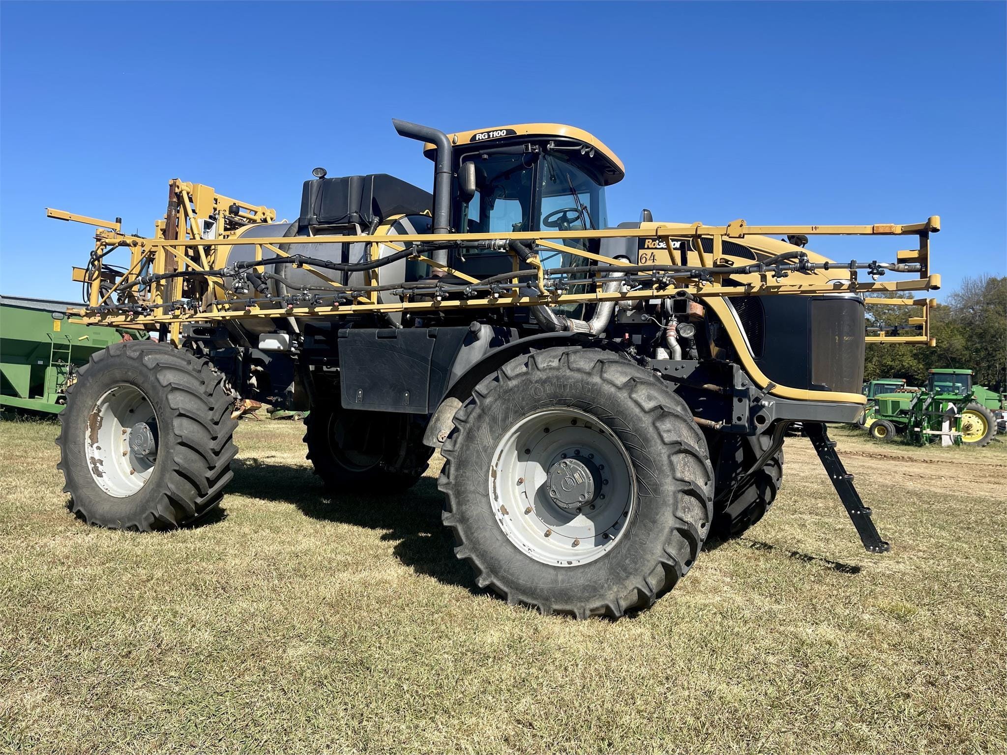 2012 RoGator RG1100 Equipment Image0