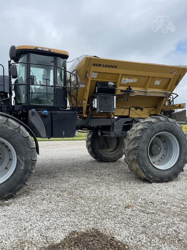 Image of RoGator RG1100 equipment image 1