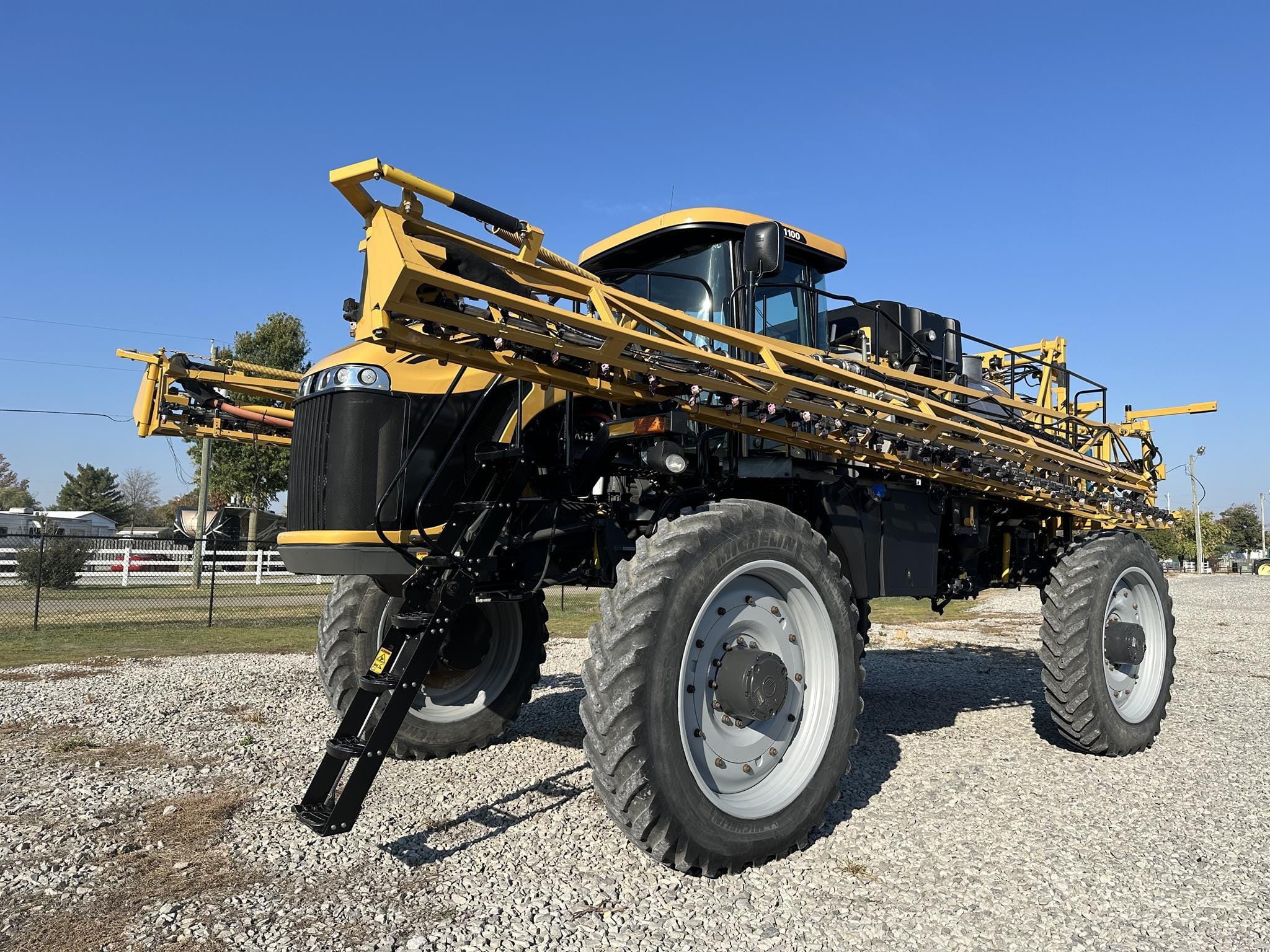 2012 RoGator RG1100 Equipment Image0