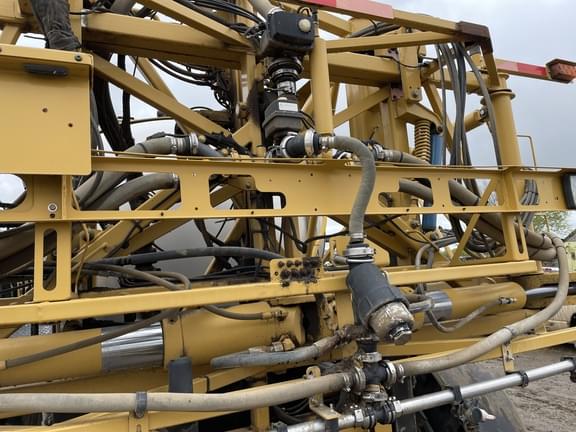 Image of RoGator RG1300 equipment image 3