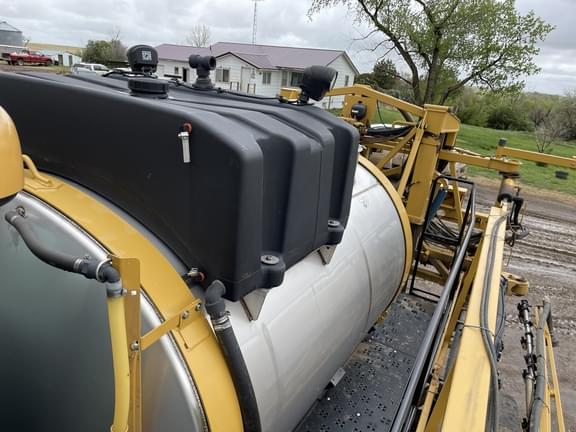 Image of RoGator RG1300 equipment image 4