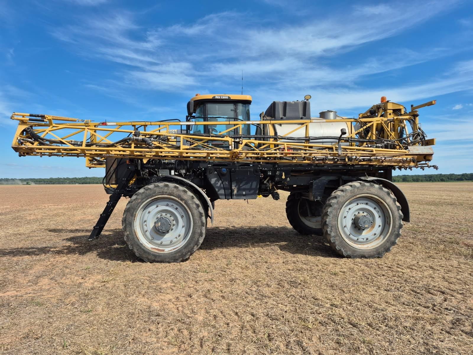 2012 RoGator RG1300 Equipment Image0