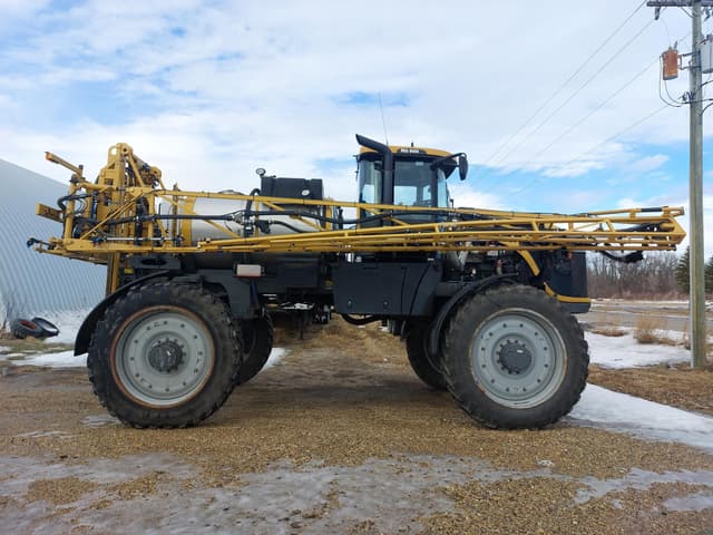 Image of RoGator RG900 equipment image 2
