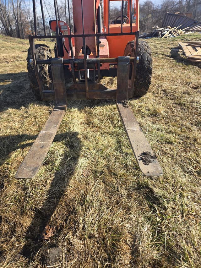 Image of Skytrak 6042 equipment image 2