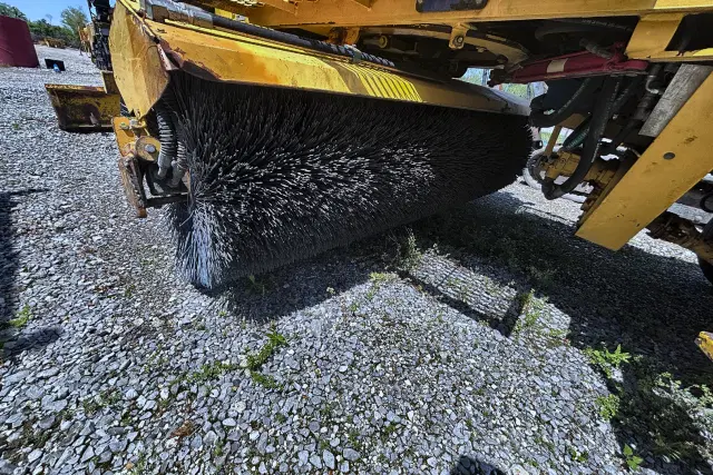 Image of Superior Broom DT80J equipment image 4