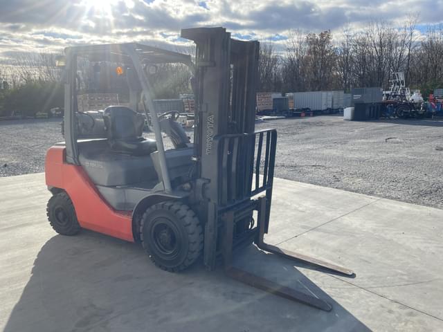 Image of Toyota 8FGU25 equipment image 1