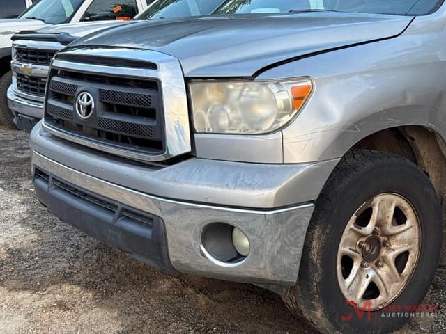 Image of Toyota Tundra SR5 equipment image 4
